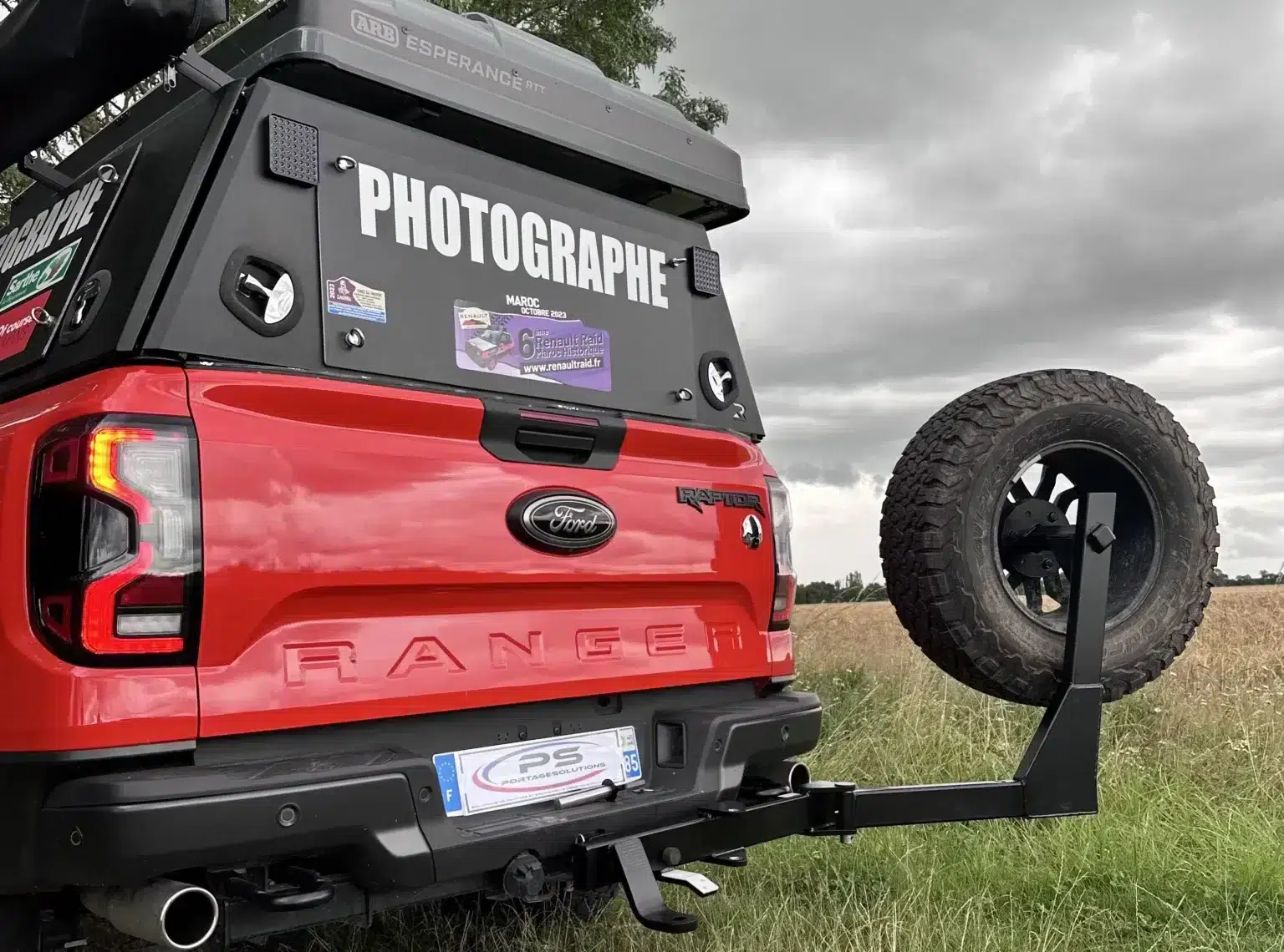 Arrière de Ford Ranger avec autocollants et pneu de secours.