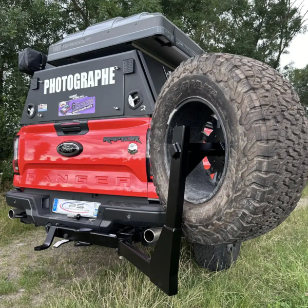 Ford Ranger rouge avec roue de secours et autocollants.