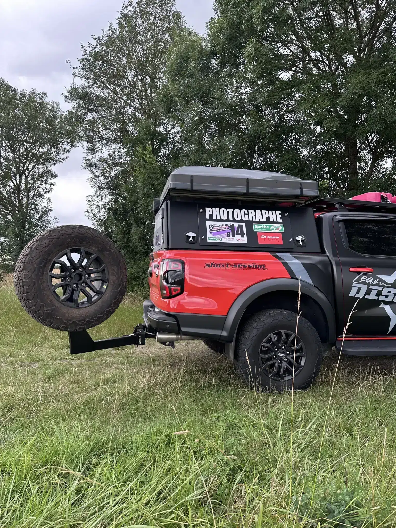 4x4 rouge avec remorque et roue de secours en nature