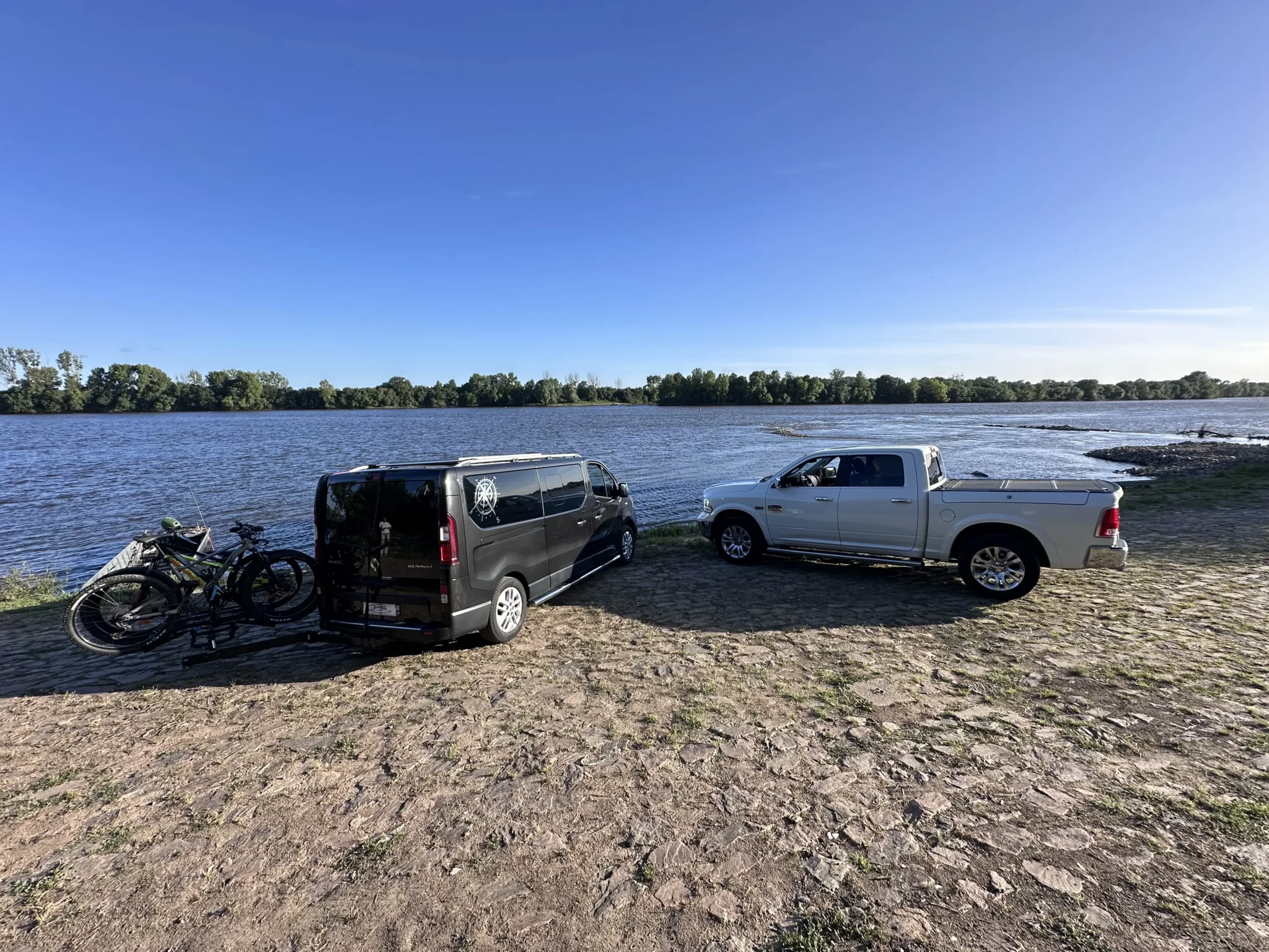 Véhicules et vélos au bord du fleuve.
