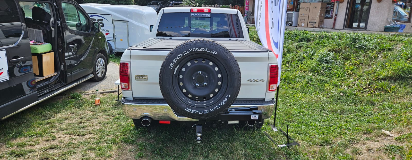 Camionnette RAM blanche avec roue de secours Goodyear.