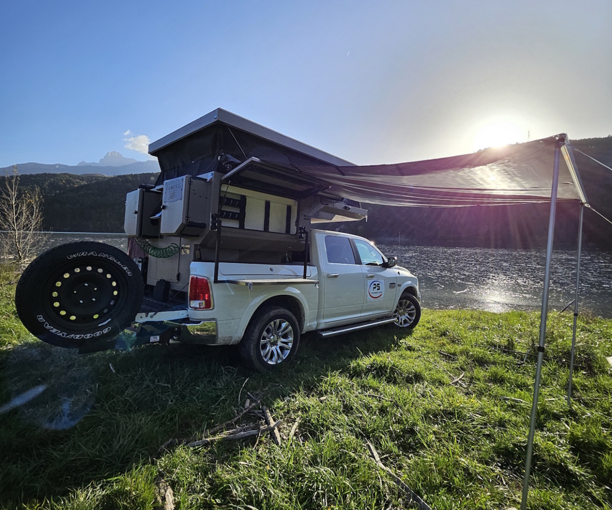 4x4 avec cellule de camping en nature au coucher de soleil.