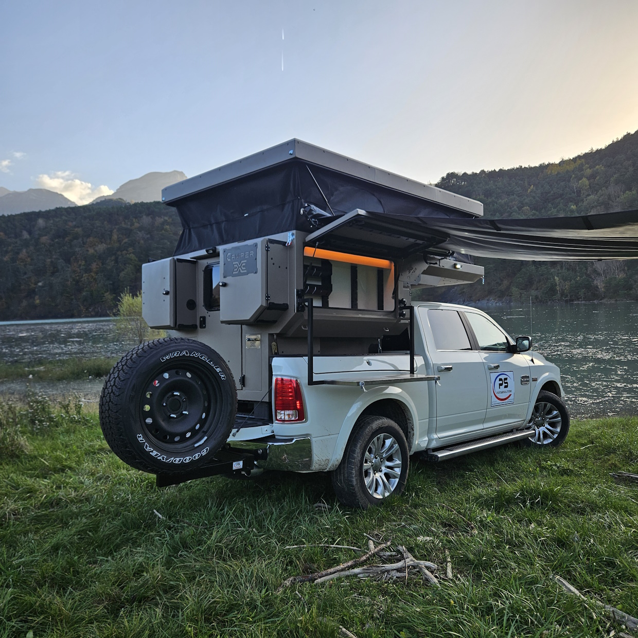 IMG_9791 Pick-up équipé pour camping sauvage en montagne.