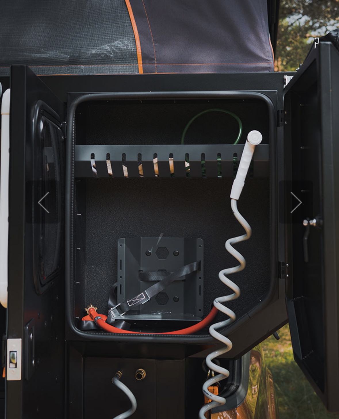 Screenshot Intérieur de véhicule avec équipement électronique et câblage.