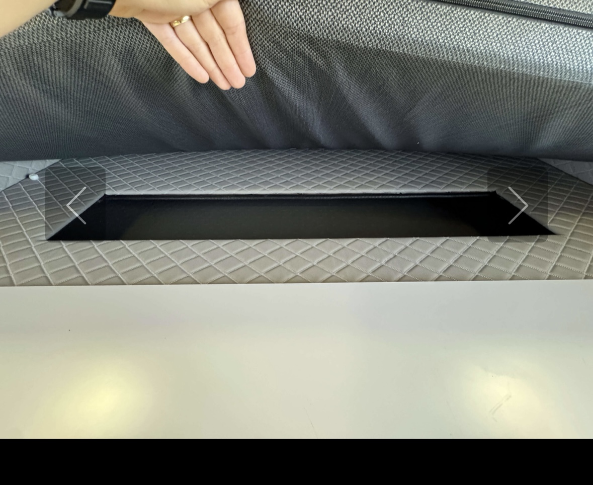 Screenshot Compartiment de rangement ouvert dans véhicule.