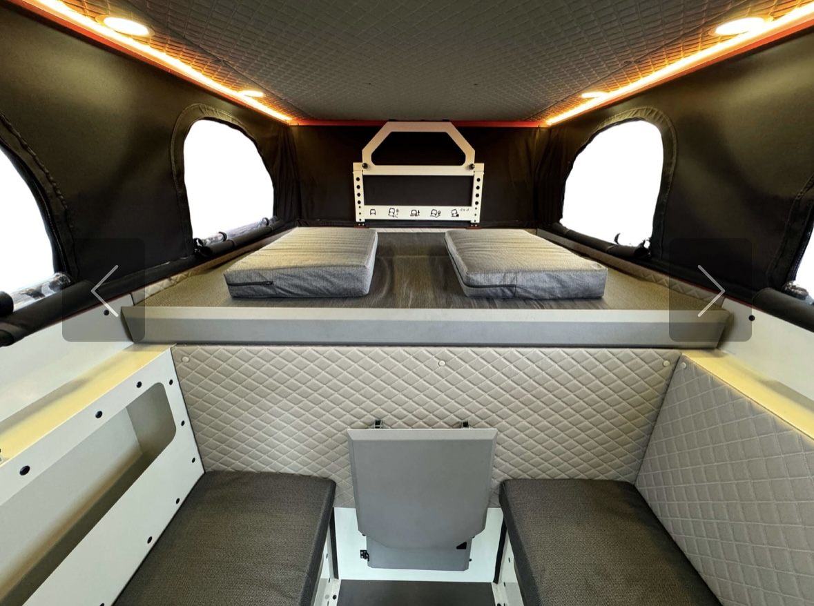 Screenshot Intérieur moderne de fourgon aménagé.