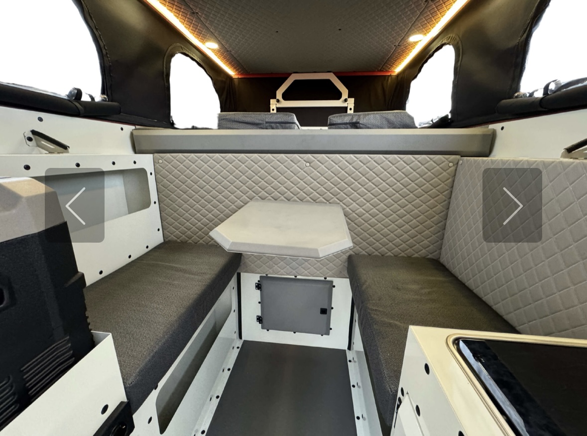 Screenshot Intérieur moderne de fourgon aménagé.