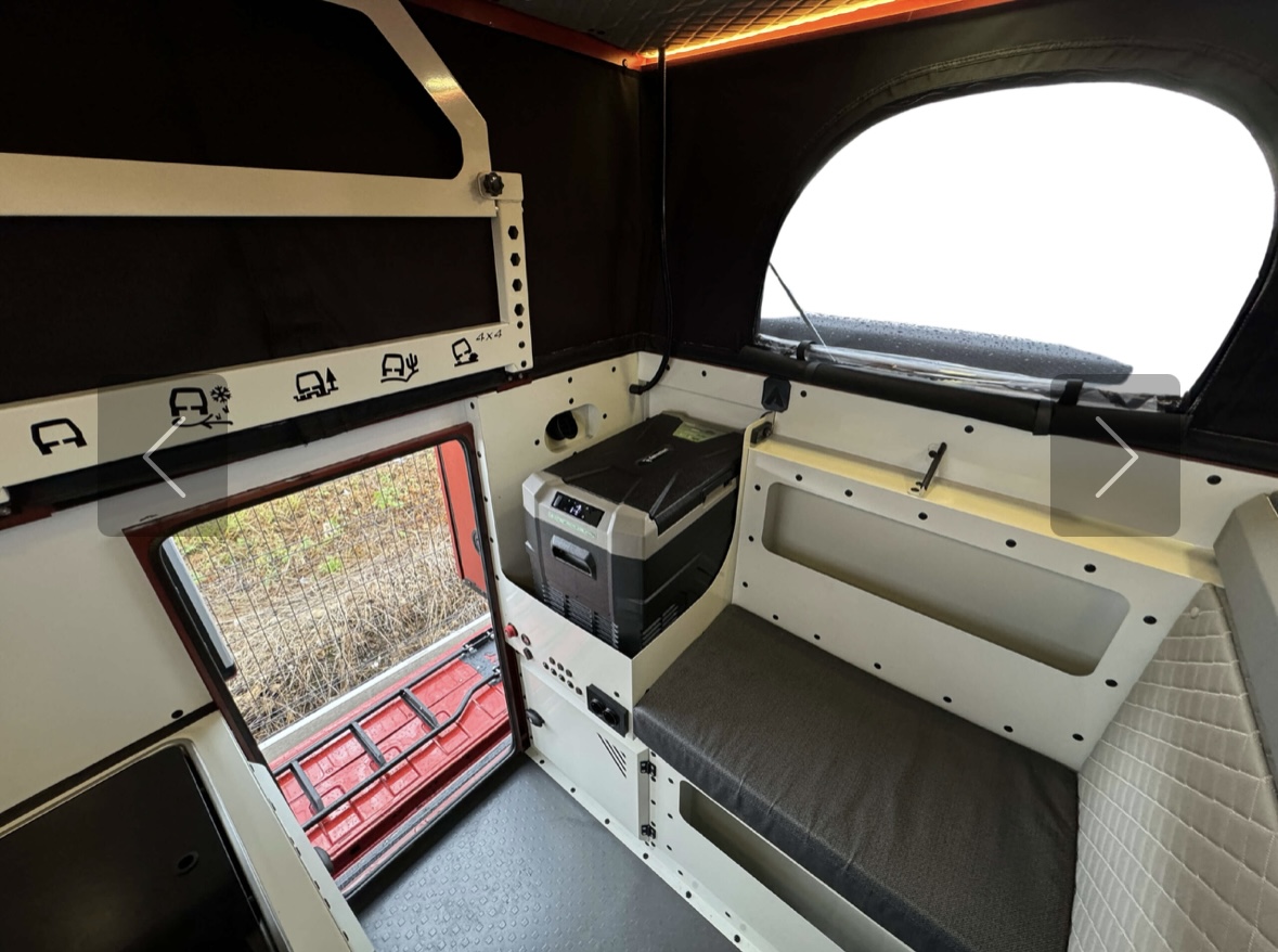 Screenshot Intérieur moderne de fourgonnette aménagée.