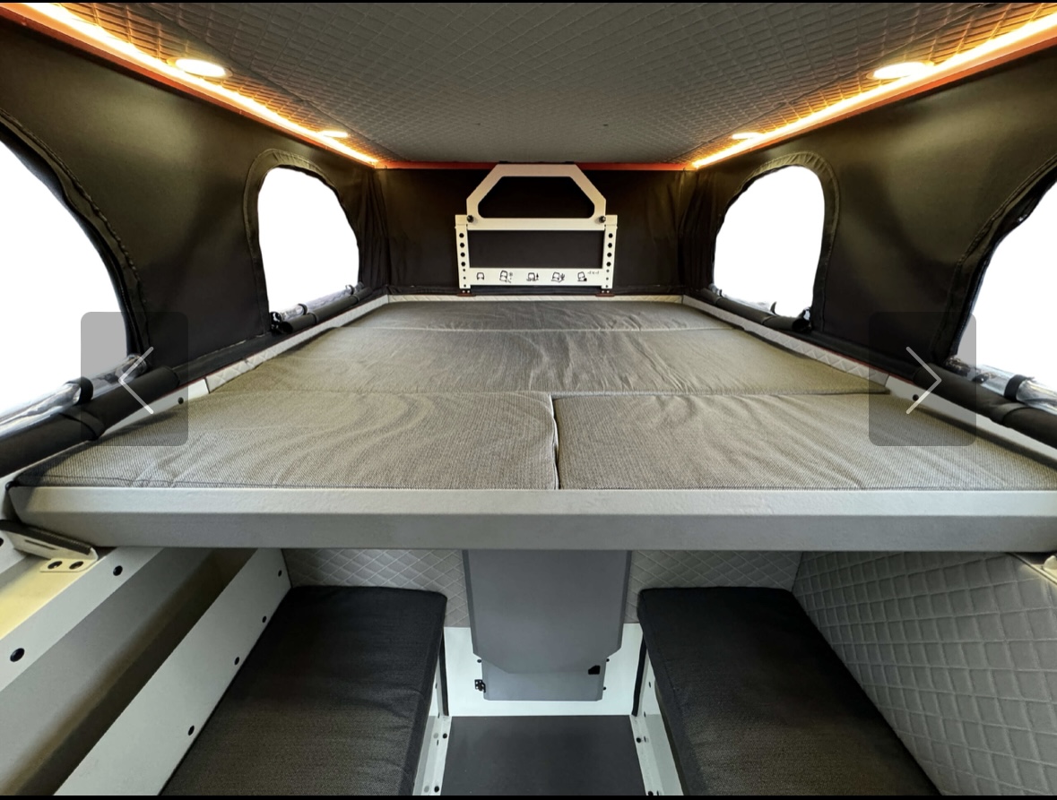 Screenshot Intérieur de van aménagé en espace de couchage.