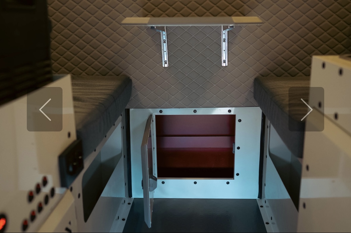 Screenshot Intérieur moderne de véhicule utilitaire vide.